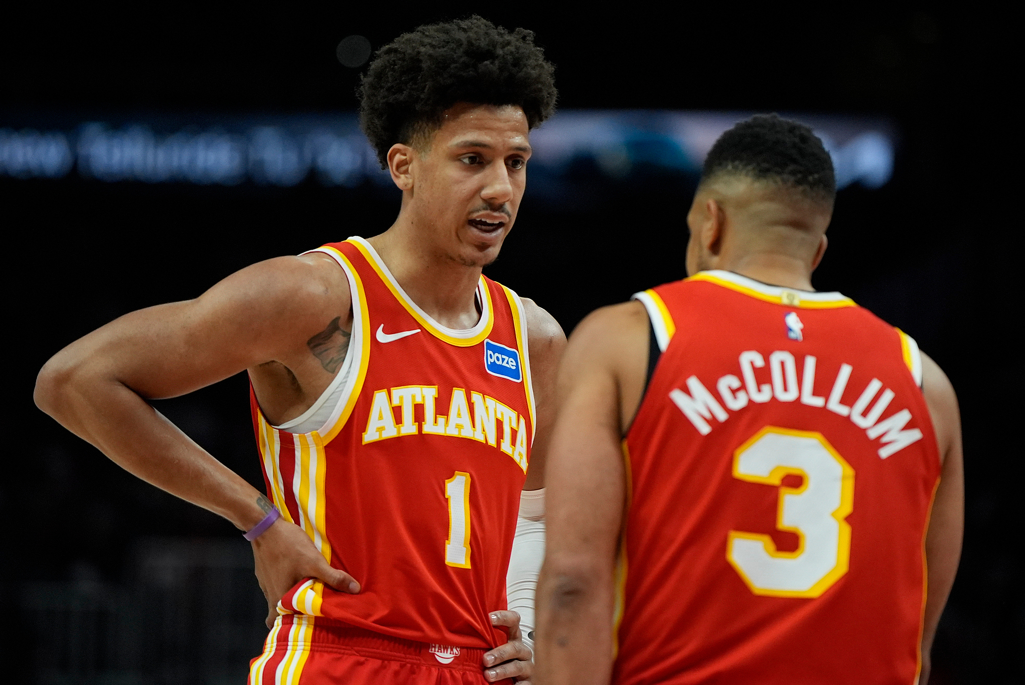 半岛体育官方网站-约翰逊23+10+12麦科勒姆30分 老鹰轻取雄鹿9连胜