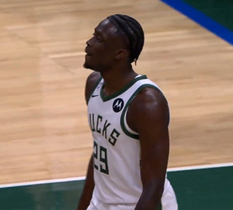 半岛体育官方网站-字母弟雄鹿首秀！老里：字母哥抓着我手 说自己很紧张&amp;手都出汗了